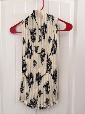 Women’s Pleated Mock Neck Floral Tank Top - Cream/Black